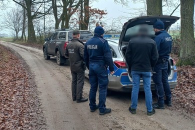 Alkoholowa sztafeta. Jeden samochód - dwóch pijanych kierowców 