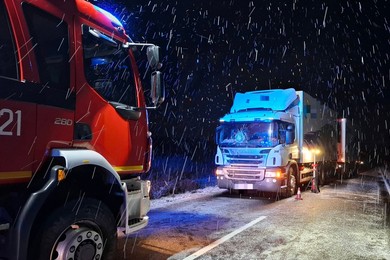 Pieszy potrącony przez ciężarówkę, walczy o życie