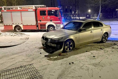 BMW wjechało w ogrodzenie i skrzynkę gazową