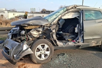 Zderzenie z ciężarówką. Młoda kobieta trafiła do szpitala