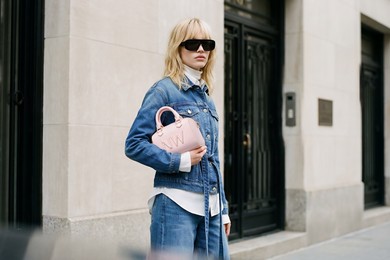 Szerokie nogawki wracają do łask – zobacz, jak nosić nowoczesne spodnie damskie