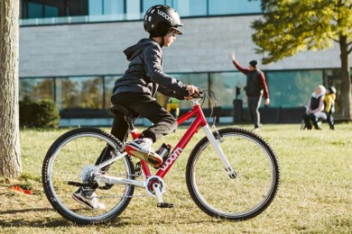 Lekki rower dla dziecka. Dlaczego to najważniejsza inwestycja w naukę jazdy i bezpieczeństwo?