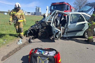 Rozbite auto, kierowca zakleszczony w pojeździe