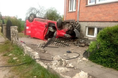 Rozbił auto na ogrodzeniu. Był pijany i miał sądowy zakaz
