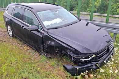 Auto uderzyło w bariery na S5. Interweniowały służby