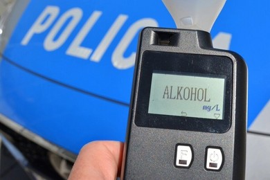 Pijany pojechał do sklepu po alkohol. Uszkodził auto