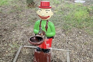 Kolejny zdrój wody pitnej zdewastowany
