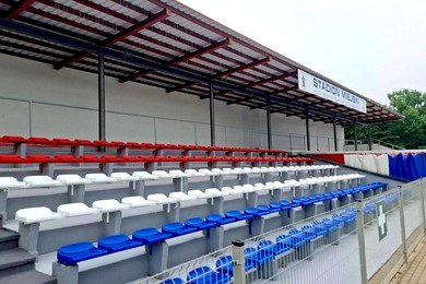 Nowe krzesełka na kościańskim stadionie 