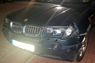 Pijany kierowca rozbił skradzione BMW