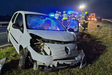 Clio uderzyło w bariery na S5. Kierowca trafił do szpitala