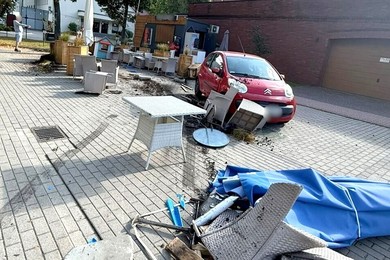 Citroen staranował ogródek gastronomiczny. Kierująca była pijana