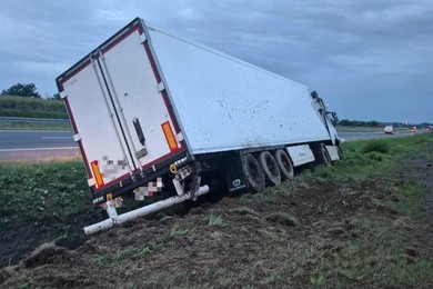 Ciężarówka w rowie na S5. Kierowca zasnął podczas jazdy