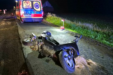 Pijany motorowerzysta uderzył głową o asfalt 