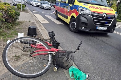 Potrącenie na przejściu dla pieszych. 74-latek trafił do szpitala