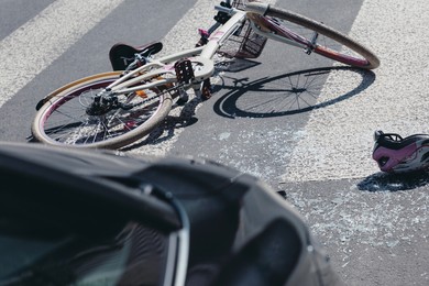 Pijany rowerzysta wjechał w samochód. Miał ponad 2,6 promila