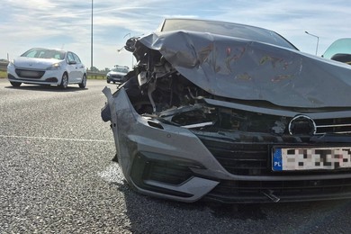 Dacia uderzyła w Volkswagena, a ten w kolejne auto